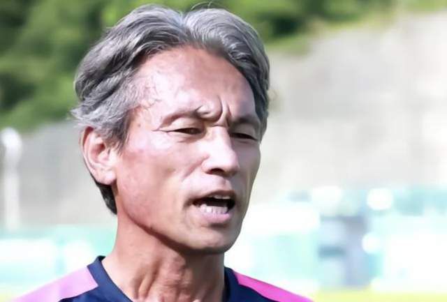 并且得益于索尼黑彩晶出色的抗光干扰能力,尽管现场灯不可避免地距离屏幕较近,画面质量也未受明显影响