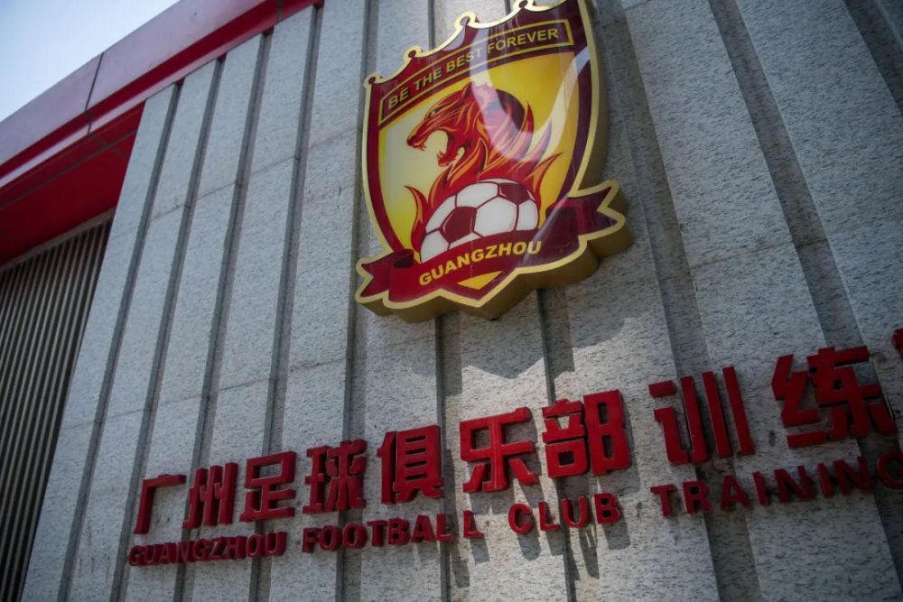 该记者在社媒上写道：拉维亚迎来了他在切尔西的首秀，据我了解，他在战胜水晶宫的比赛中出现了大腿受伤的状况。